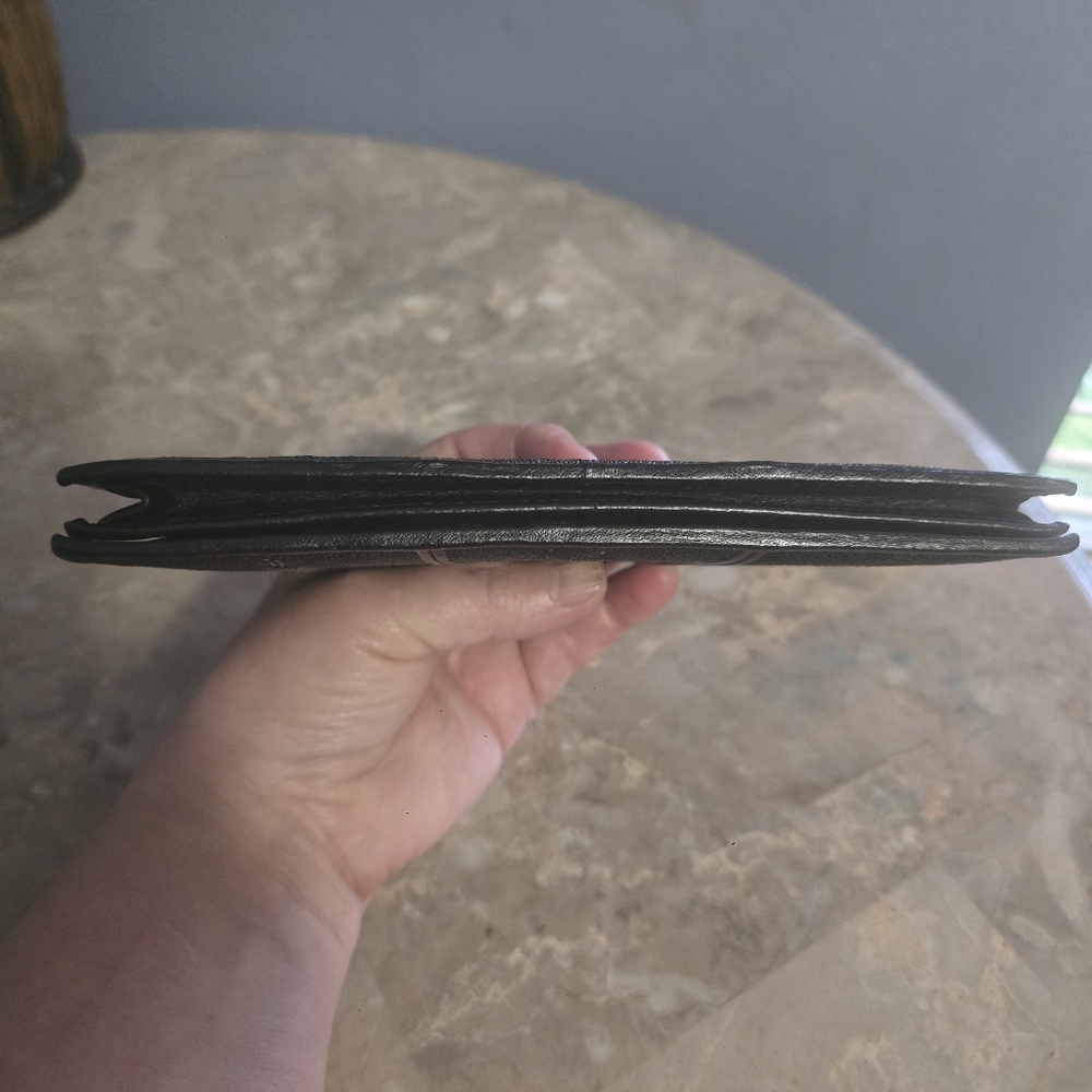 Stingray Leather Black and Cream Tri-Panel Long Wallet - Picture 6 of 14